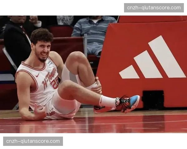 火箭申京场均6.1次助攻队内最高 中锋被迫承担组织任务 火箭申京场均6.1次助攻队内最高 中锋被迫承担组织任务